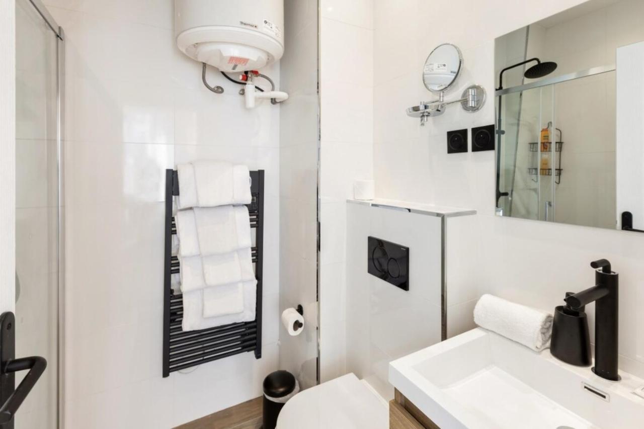 Amazing 2 Bedroom Parisian Flat Apartment *