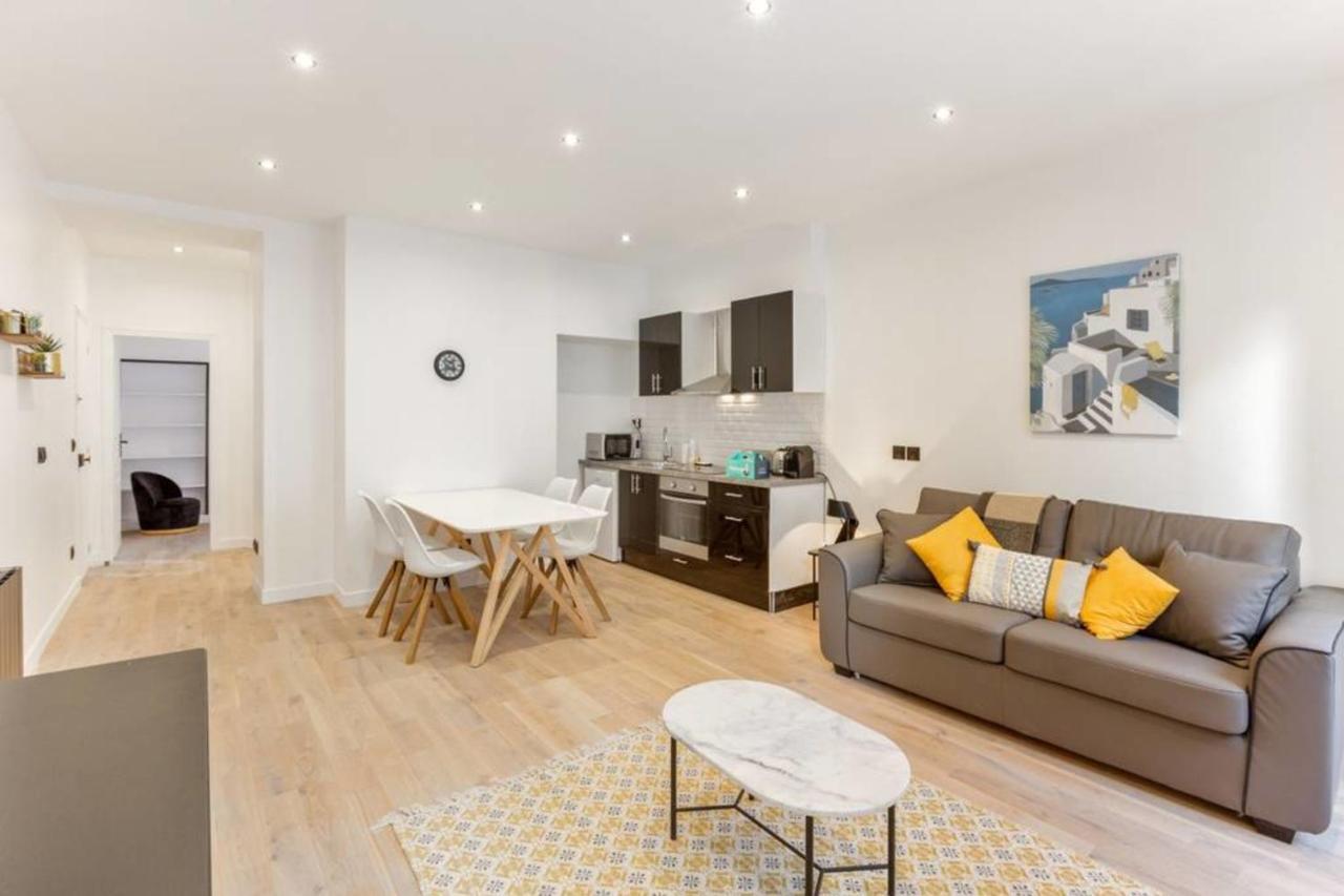 Amazing 2 Bedroom Parisian Flat *