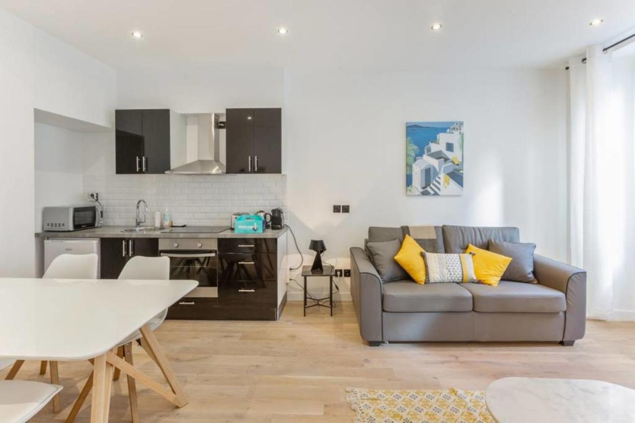 Amazing 2 Bedroom Parisian Flat *