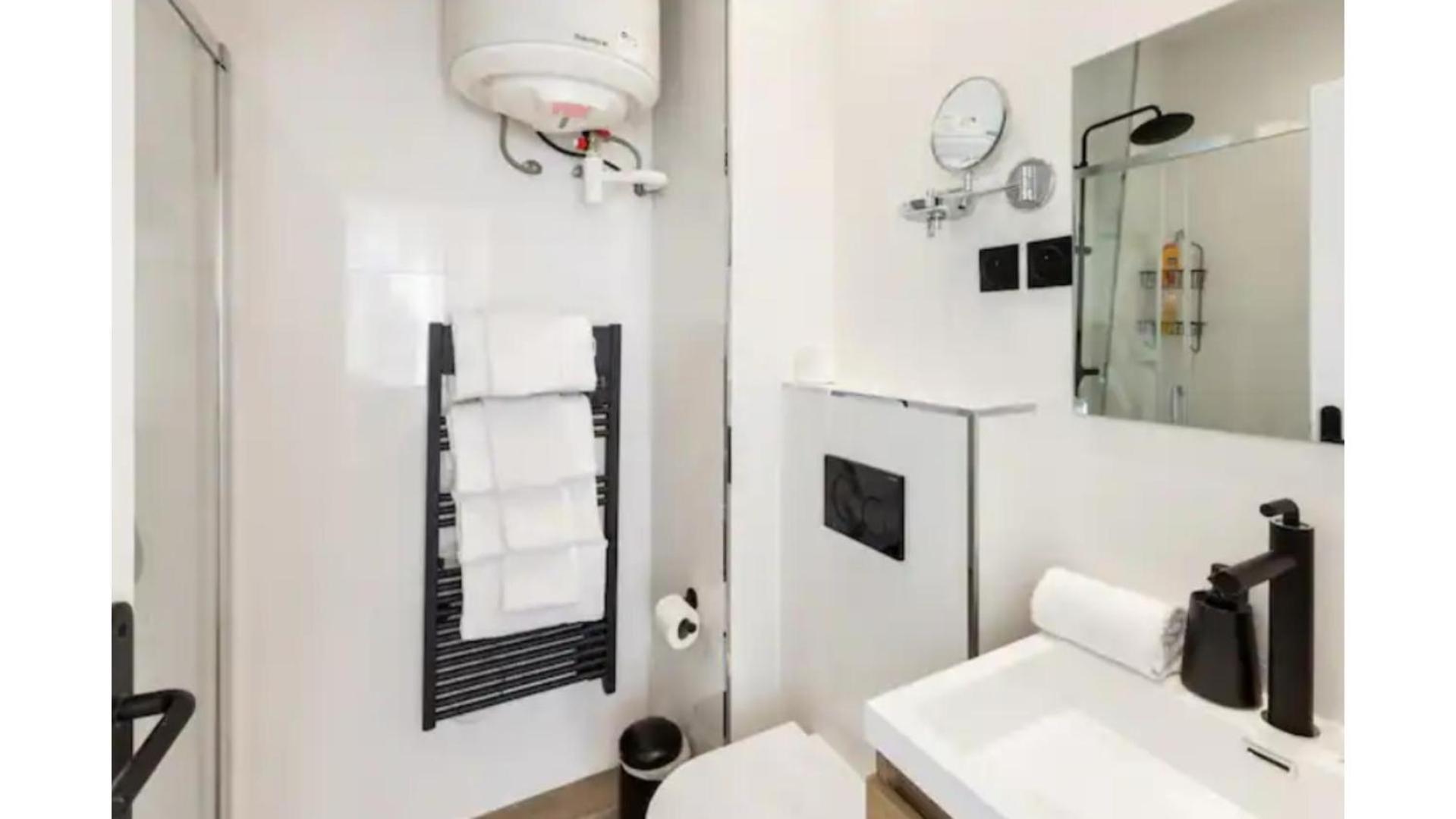 Amazing 2 Bedroom Parisian Flat Paris